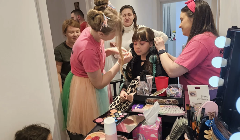 Beauty Bar Iasi – Petreceri copii cu coronite, sclipici si magie 7 Beauty Bar Iasi – Petreceri copii cu coronite, sclipici si magie