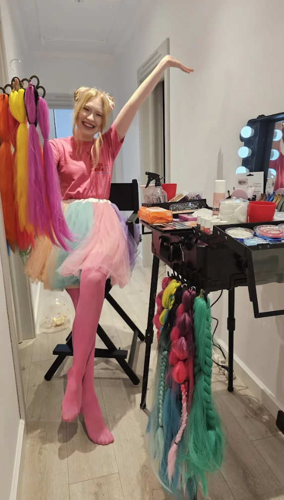 Beauty Bar Iasi – Petreceri copii cu coronite, sclipici si magie 4 animatoare care pun par colorat si machiaza fetele la petreceri pentru copii