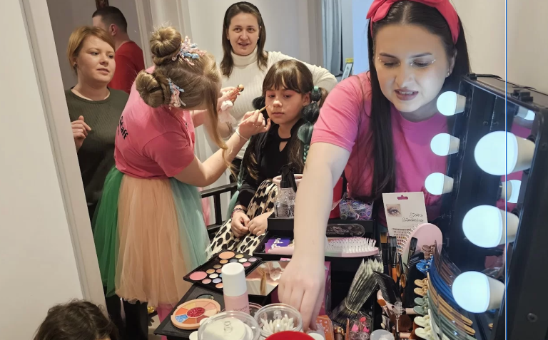 Beauty Bar Iasi – Petreceri copii cu coronite, sclipici si magie 6 beauty bar petreceri copii iasi